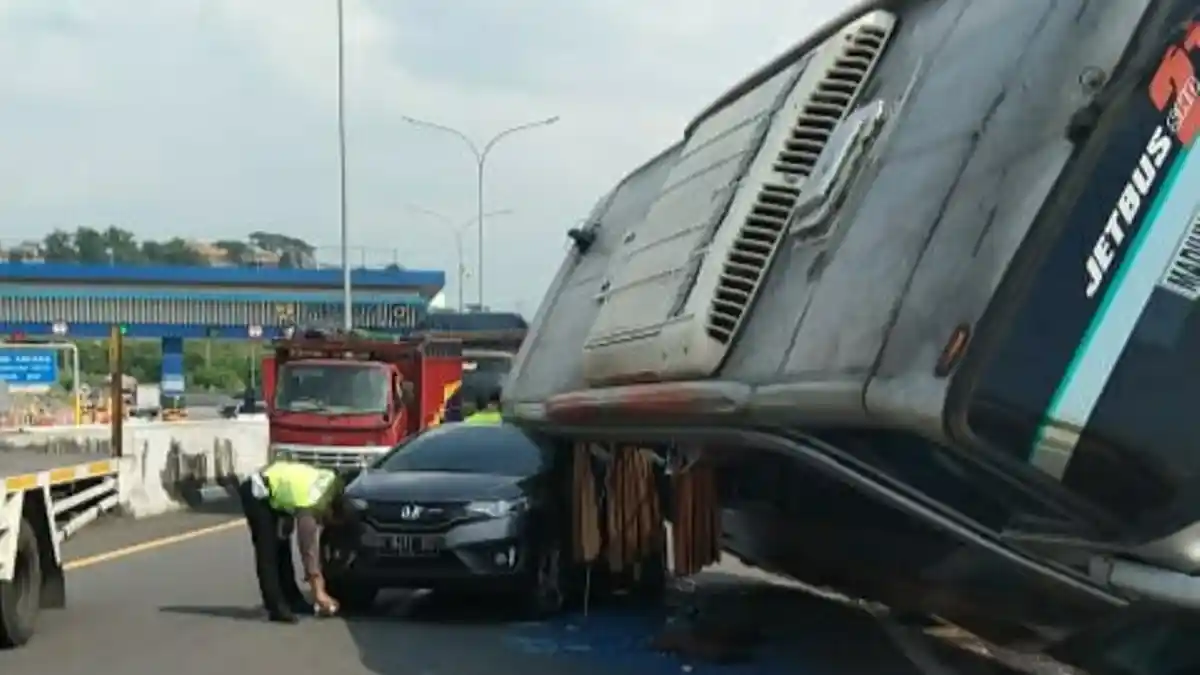 Bus Rosalia Indah Timpa Honda Jazz di Exit Tol Krapyak Semarang, Begini Kronologinya