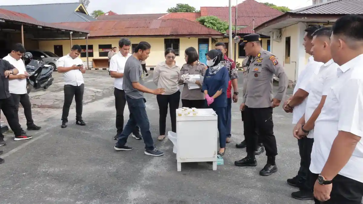 Mendadak, Kasat Narkoba Polres Pematangsiantar Gelar Tes Urine untuk 26 Personel