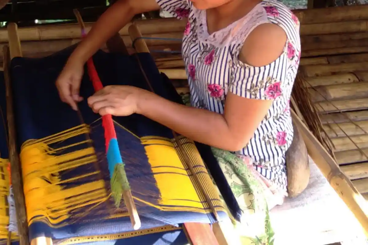 Kisah SID Mengajarkan Keterampilan dan Manajemen Bisnis kepada Peternak dan Penenun di Pulau Sumba