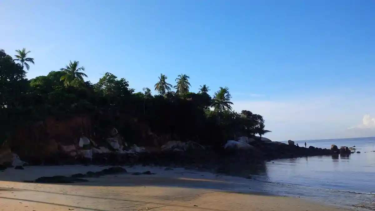 Cerita Mistis Seputar Batu Mengkatak dan Pantai Pasir Kuning Tempilang yang Indah