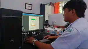 CUACA-Seorang-petugas-BMKG-Klimatologi-Gorontalo.jpg