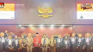 Anggota-KPU-Sulawesi-Utara-Meidy-Tinangon-dan-Lanny-Ointukhjkjk.jpg