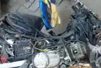 motor-korban-usai-mengalami-kecelakaan-maut-di-perlintasan-kereta-api-di-lamongan.jpg