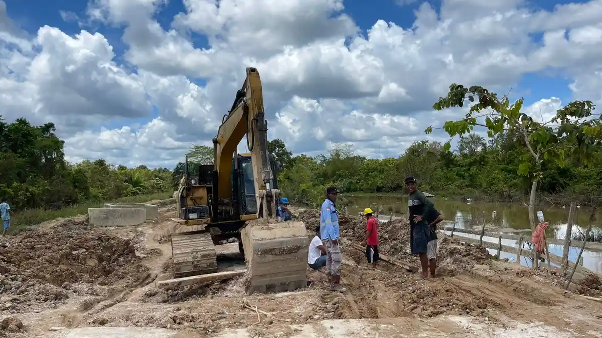 Jalan Rusak di Dusun Pendamaran Kenohan Kukar Diperbaiki, Kendaraan Diimbau Lewat Jalur Sungai