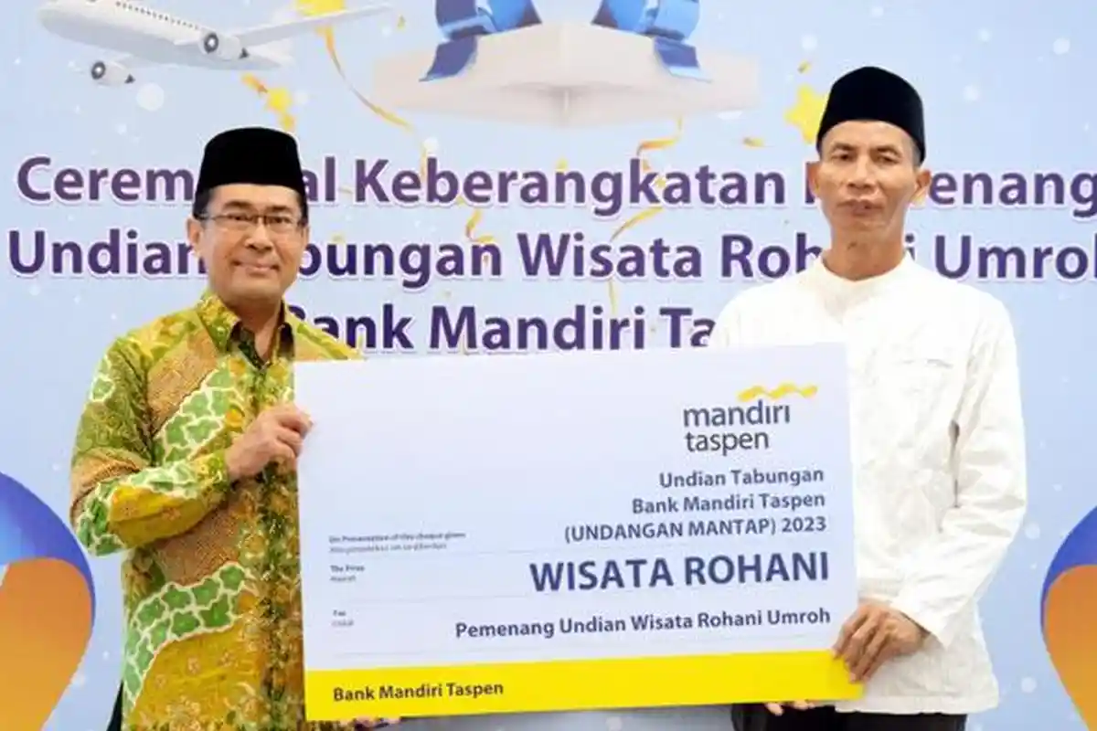 Bank Mandiri Taspen Berangkatkan 8 Pasangan Nasabah Pemenang Undian Umroh