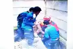 Damkar-Tangsel-Evakuasi-Pemuda.jpg