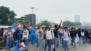 siswa-sma-smk-ikut-demo-di-depan-gedung-dpr-ri-jakarta-2582025.jpg