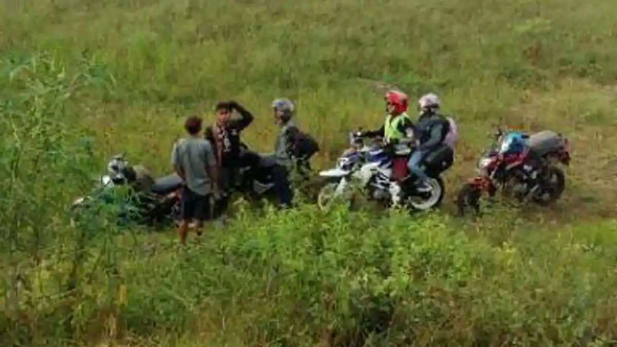 Ini Dia Foto Petualangan Mudik Pemotor Nekat Lewat Jalur Kereta - pemudik-motor-ini-saling-membantu-melalui-jalanan-berlubang_20160704_142718.jpg