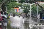 Kondisi-jalan-raya-Morowudi-Gresik-Rabu-2222023-yang-terendam-banjir.jpg