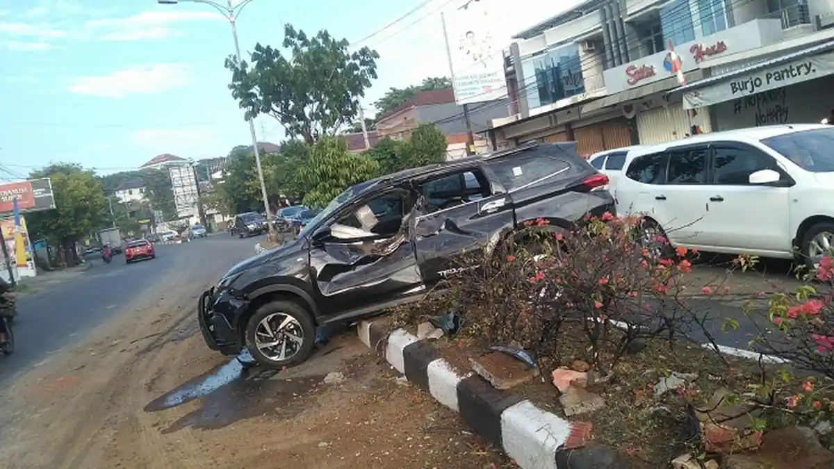 Mobil Toyota Rush Nangkring di Median Jalan di Ngaliyan Semarang Gara-gara Pengemudi Mengantuk