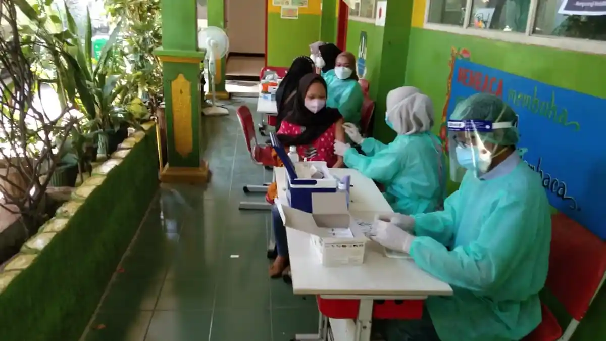 Gandeng Karang Taruna, Vaksin Merdeka Digelar di Lingkungan RW 07 Medan Satria Bekasi