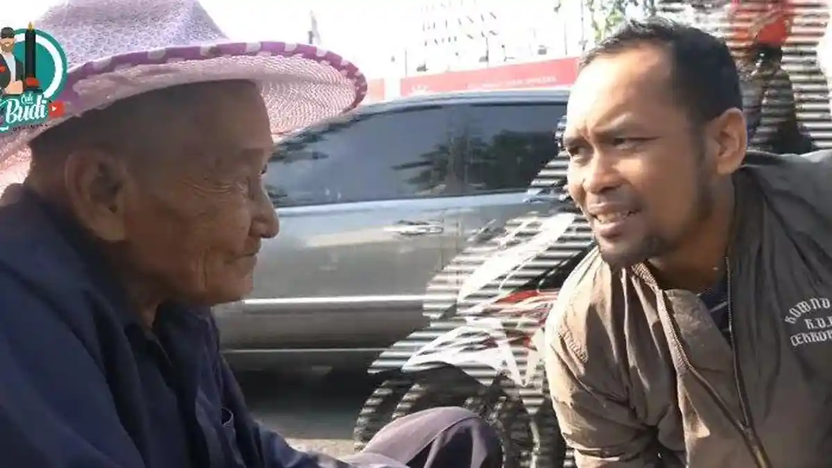 Masih Jualan Koran di Usia Senja, Ternyata Kakek Ini Dulunya Orang Penting di Indonesia