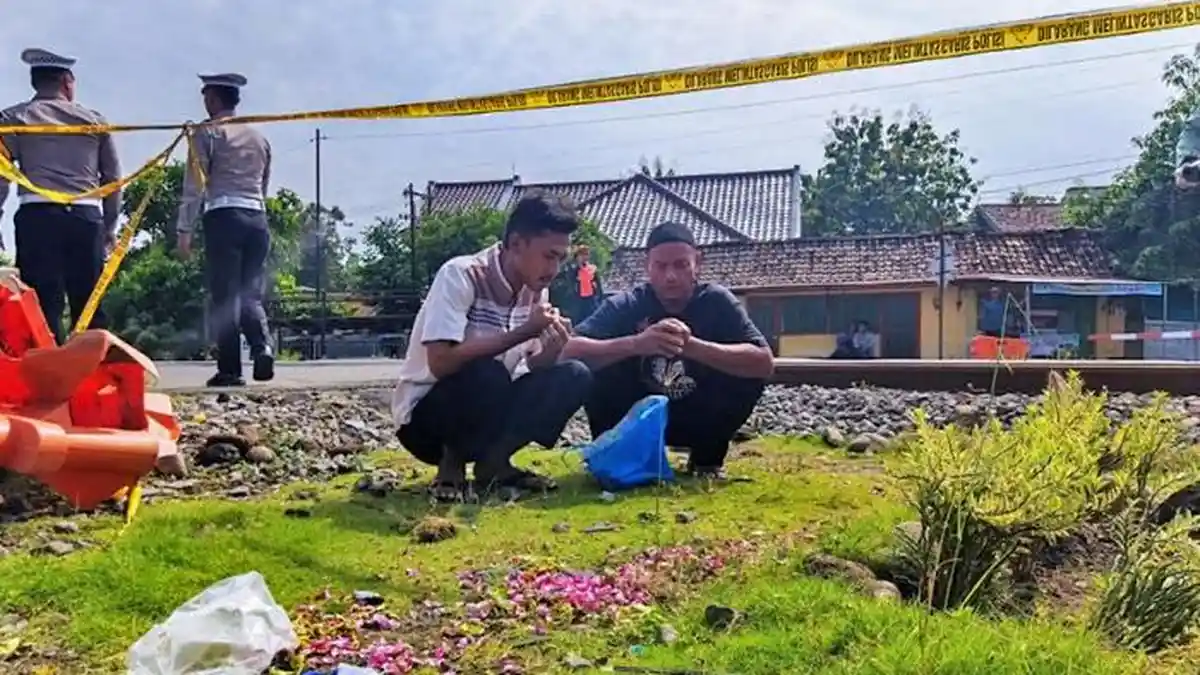 Aksi Tabur Bunga Keluarga Korban Warnai Proses Olah TKP Kecelakaan Kereta Tabrak Motor di Magetan