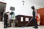 Paskah di Bulan Ramadan, Tim Jihandak Brimob Polda Jateng Lakukan Sterilisasi Gereja
