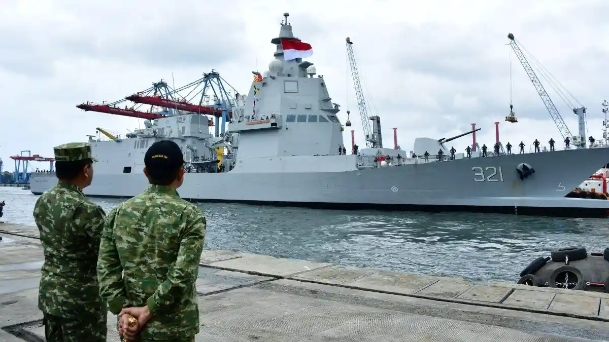 Resmi Perkuat Armada RI, KRI Prabu Siliwangi-321 Tiba dengan Meriam ...