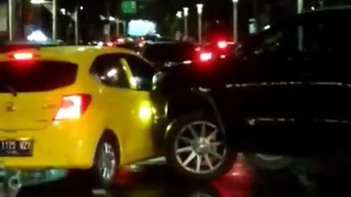 Aksi Koboi Jalanan di Jaksel, Pengemudi Fortuner Ancam Pakai Air Softgun, Rusak Mobil Taksi Online