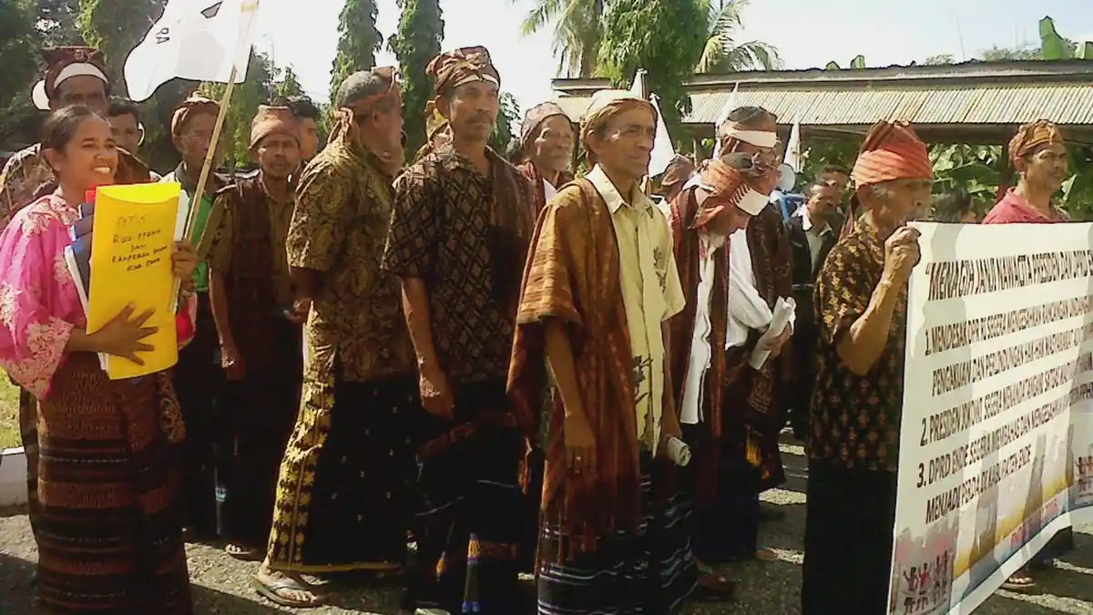 Tokoh Adat Dari Berbagai Perkumpulan Adat di Ende Lakukan Demo