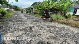 20260517-JALAN-RUSAK-Kondisi-jalan-di-Desa-Pongok-Bangka-Selatan-tampak-mengalami.jpg