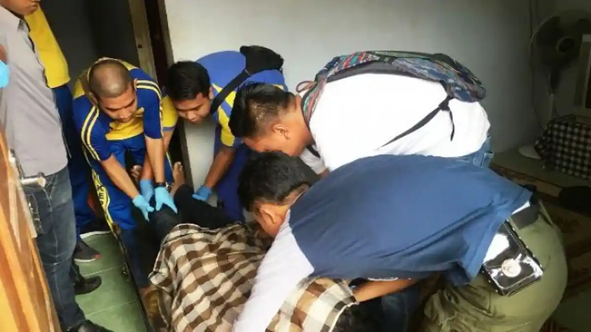Ditinggal Anak Istri, Jamil Ditemukan Tewas di Depan Pintu