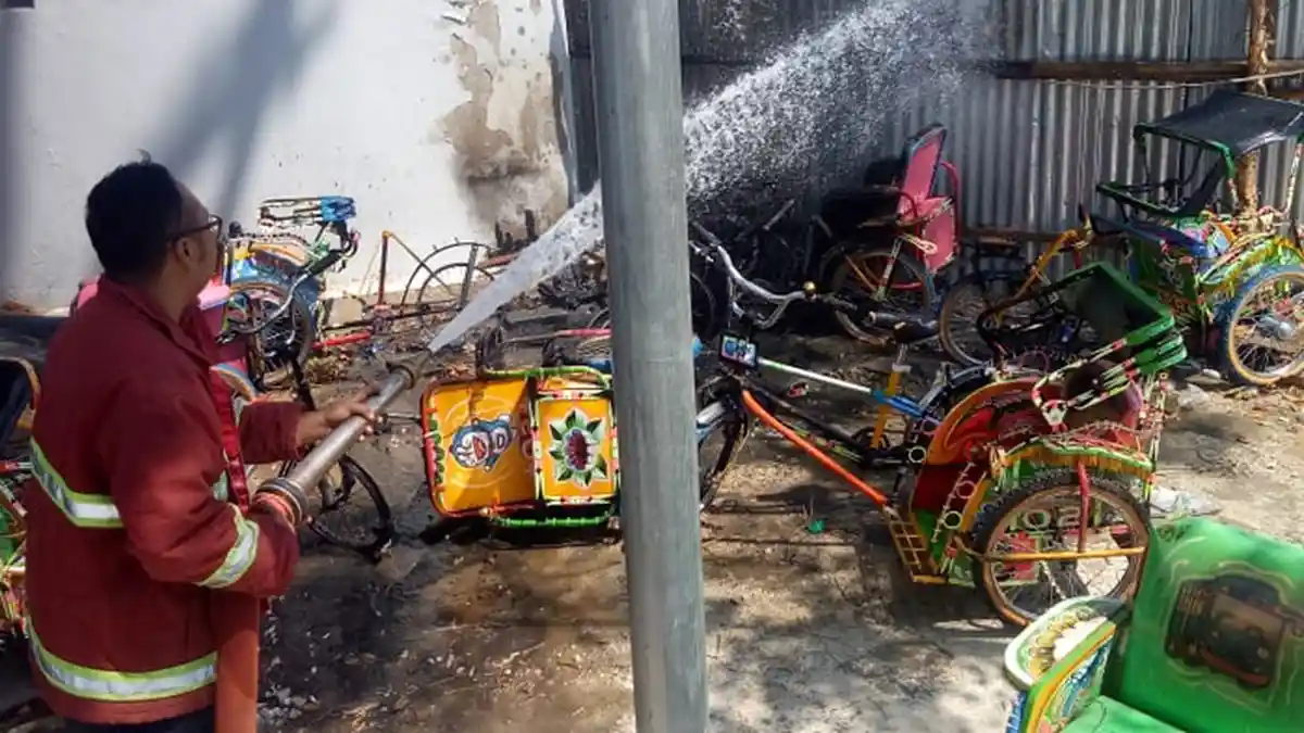 10 Becak Mini Hangus Dilalap Jago Merah, BPBD Sampai Turunkan 2 Unit Damkar Padamkan Kebakaran