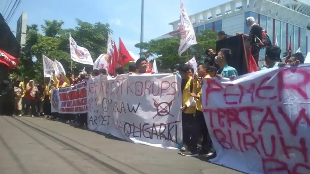 Aliansi Gerakan Rakyat Menggugat Tuntut Pembatalan RUU Cipta Lapangan Kerja