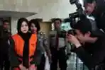 Tersangka Evy Susanti Usai Diperiksa KPK