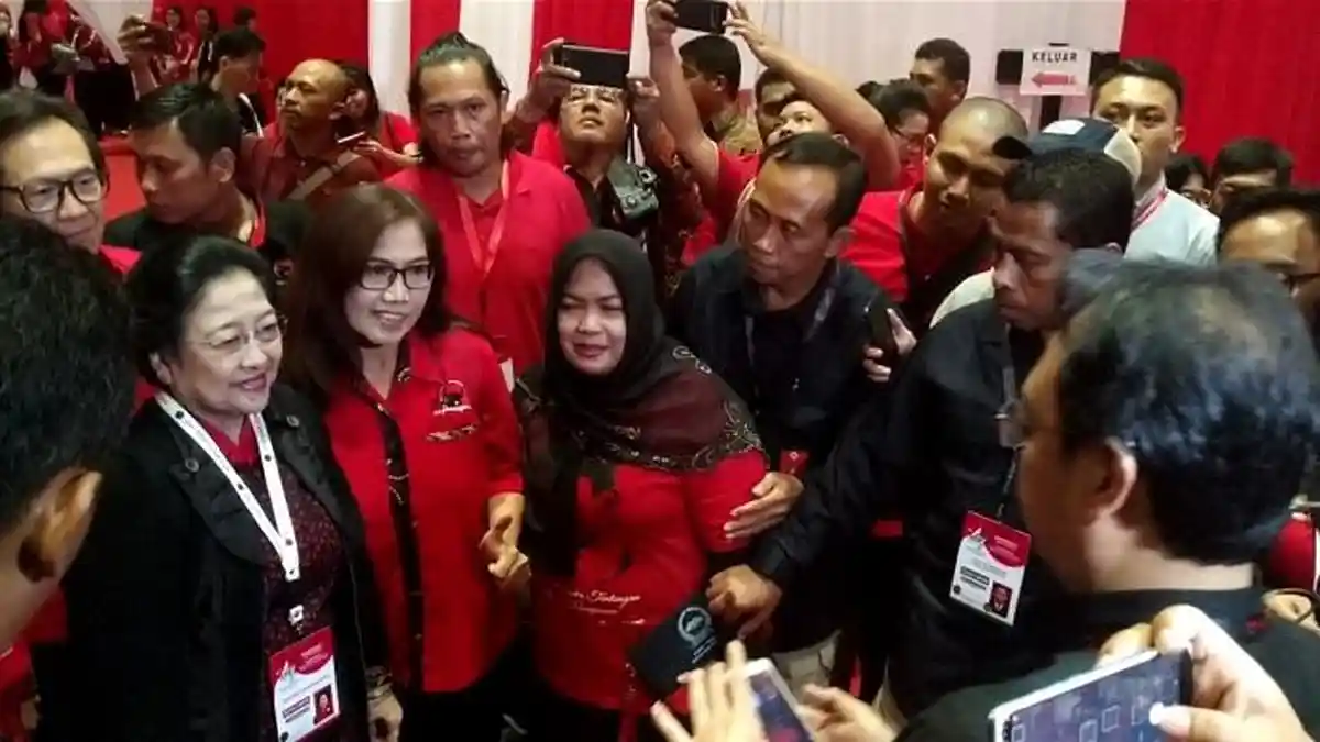 Ketika Prananda Prabowo Jadi Fotografer Bagi Kader PDIP yang Ingin Berfoto Bareng Megawati
