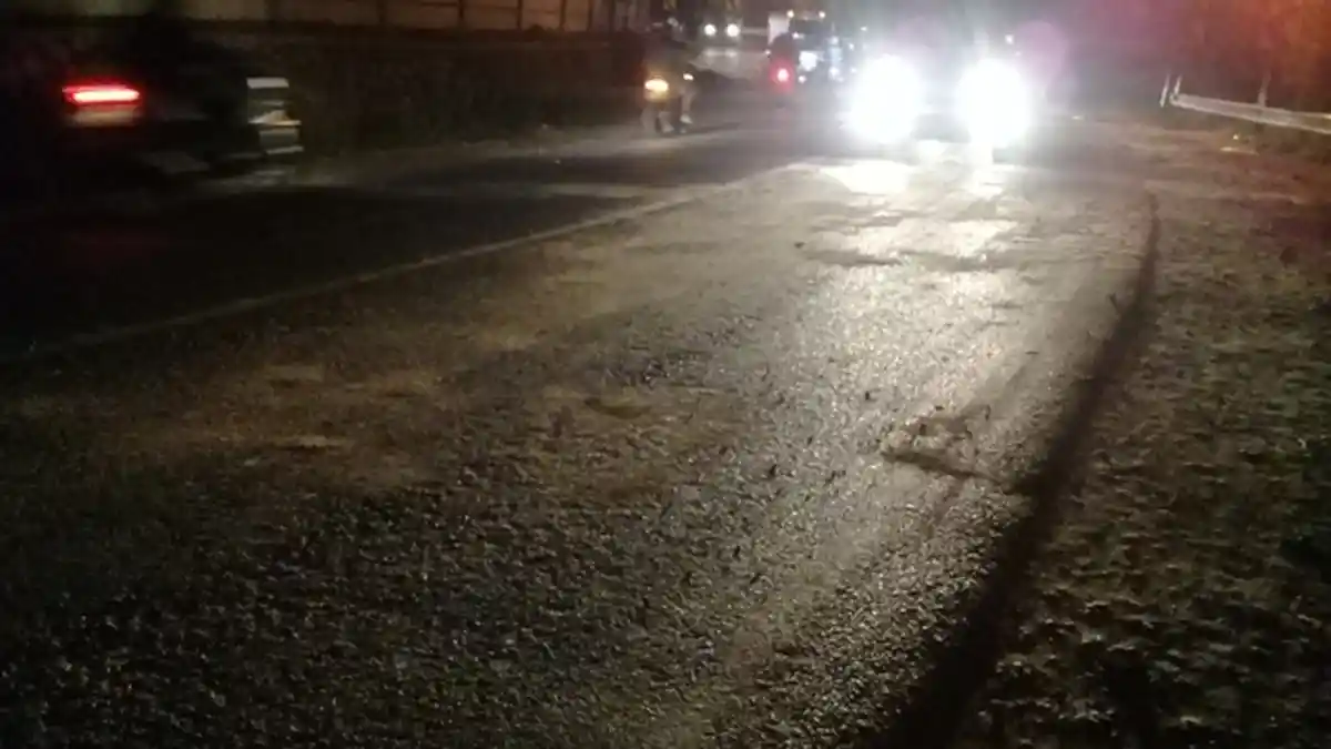 Ada Tumpahan Oli di Jalan Imam Bonjol, Banyak Pengendara Motor Terpeleset