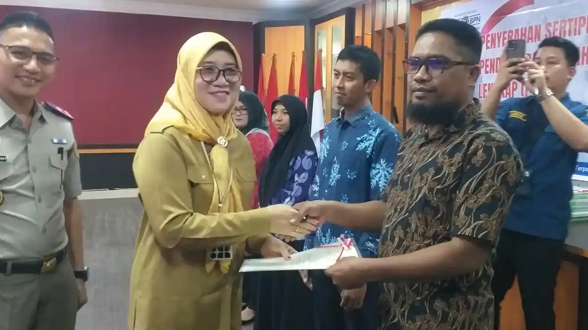 Wabup Pasangkayu Herny Agus Serahkan 1.393 Persil Sertifikat Tanah