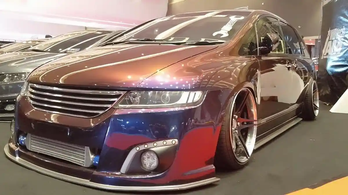 Awas, Ada 120 Televisi MIni di Honda Odyssey Hasil Modifikasi Spektakuler Ini