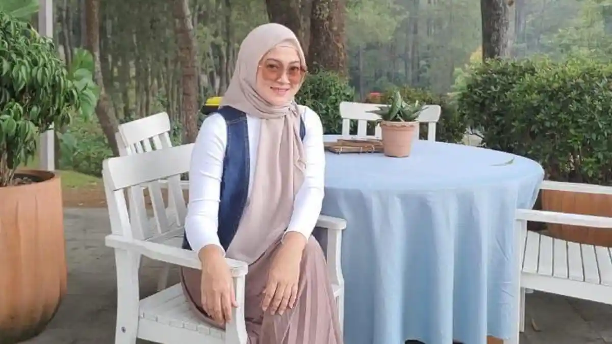 Penjual Baju Bekas Ini Ternyata Istri Artis, Setia Merawat Suami yang Sempat Kena Stroke