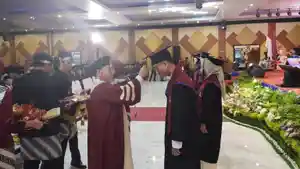 WISUDA-Rektor-Universitas-Harkat-Negeri.jpg