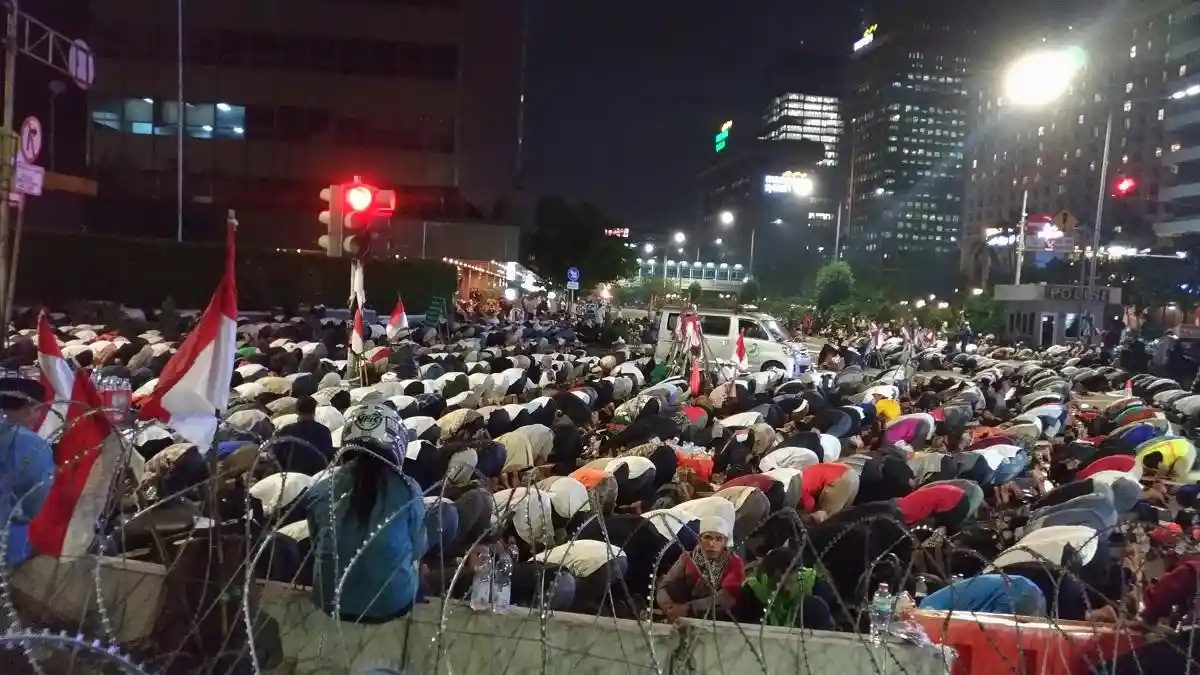 BREAKING NEWS : Aksi Massa di Depan Bawaslu Bubarkan Diri dengan Tertib