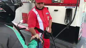 petugas-spbu-sedang-melayani-pembeli-pertamax-di-pekalongan.jpg