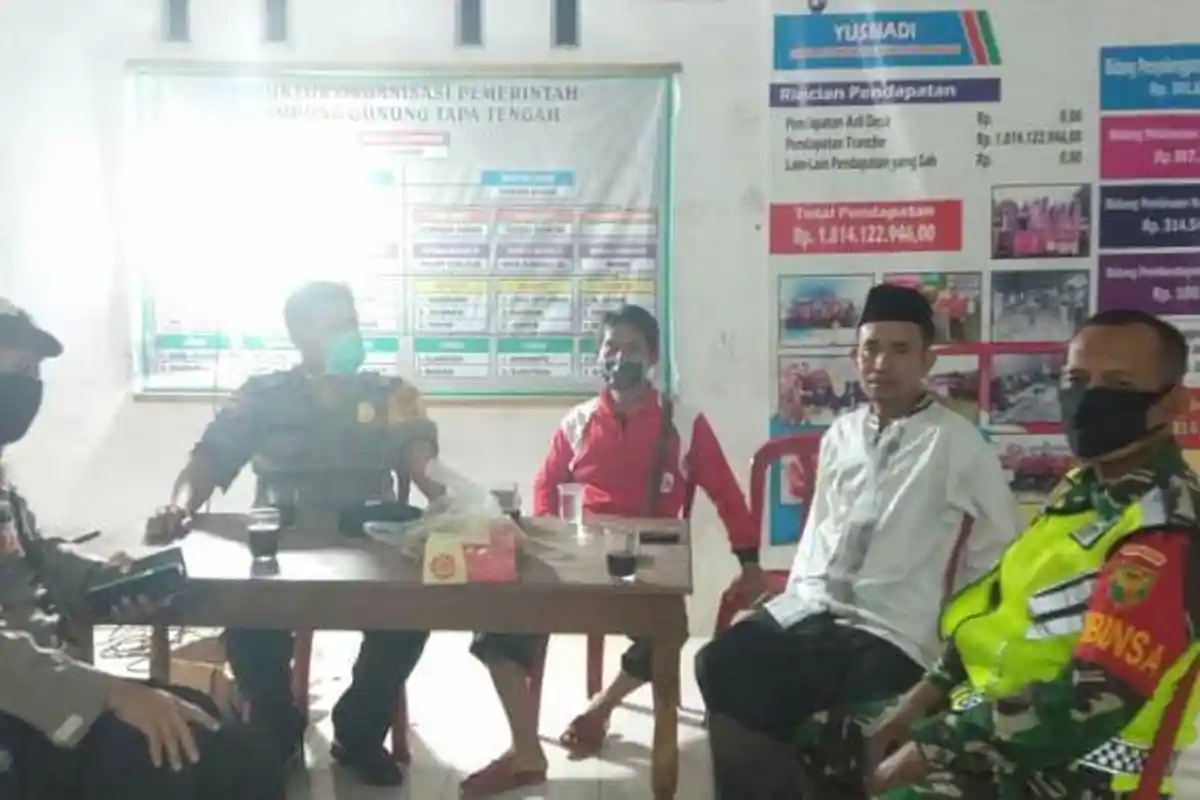 Cegah Wabah DBD, Anggota TNI di Tuba Lampung Ajak Masyarakat Jaga Kebersihan Lingkungan