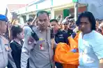 2026-05-27-Kapolsek-Tallo-AKP-Asfada-mengevakuasi-korban.jpg