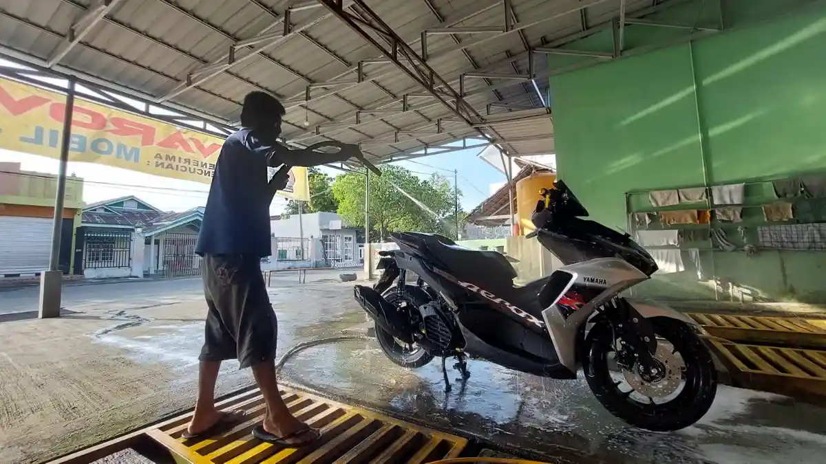 Cerita Pria Asal Luwuk-Sulteng, Rela Jadi Tukang Cuci Kendaraan di Gorontalo Asal Anak Kuliah