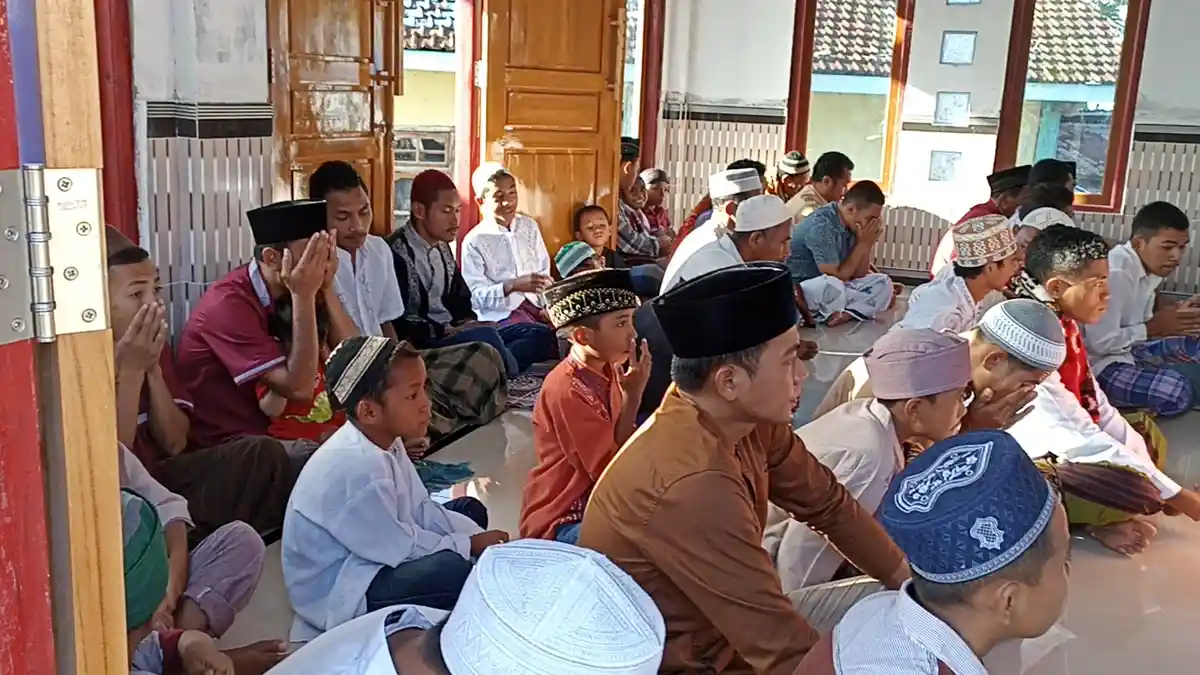 OMK Amankan Sholat Idul Fitri di Mesjid Nurul Iman Kaca, Manggarai Timur