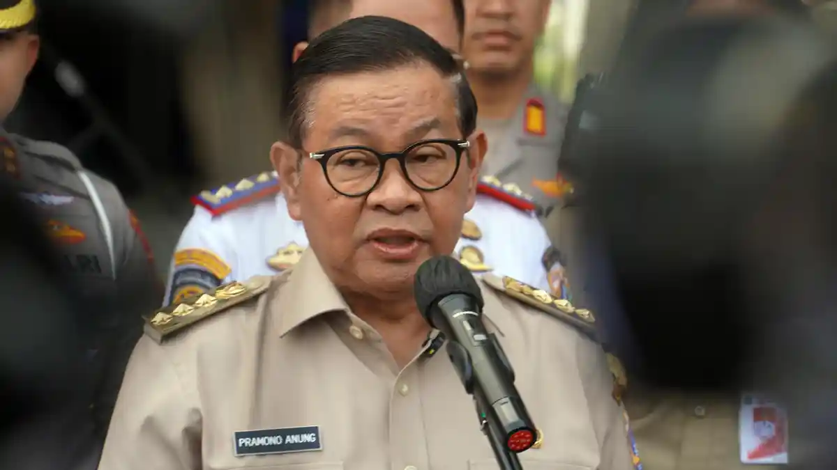 Foto-foto Ada Puing Bekas Kebakaran Dipajang di Halte Jaga Jakarta - kaca-berbingkai-biru.jpg