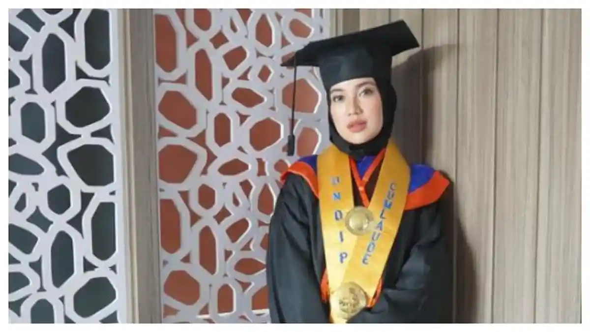 7 Momen Chacha Frederica Wisuda Barengan Sang Suami, Dico Ganinduto ...