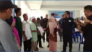 Kepala-Dinas-Kelautan-dan-Perikanan-Sulawesi-Tengah-serahkan-SKKP-dan-TDKP-di-PPI-Paranggi.jpg