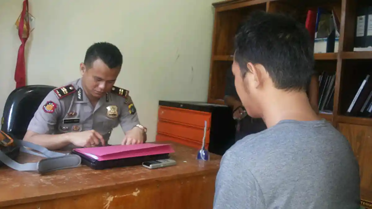 Wajah Boleh Ganteng, Tapi Kok Mencuri Ponsel Pacar