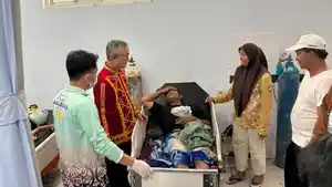 Bupati-Malinau-jenguk-petugas-damkar-01-18102025jpg.jpg