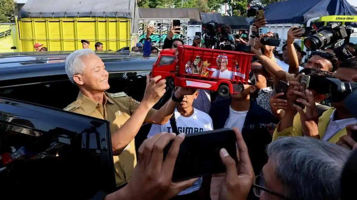 Ratusan Sopir Kepung Gubernuran, Nobatkan Ganjar Jadi 'Bapak Truk Nusantara', Ini Harapan Mereka