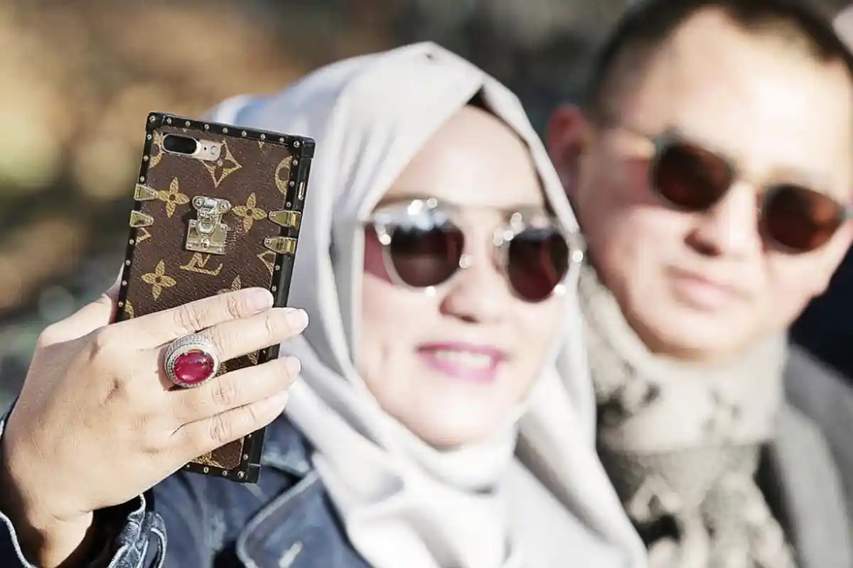 WOW! Harga Sarung Ponsel Anniesa Hasibuan ini Bikin Sakit Hati Korban Penipuan First Travel