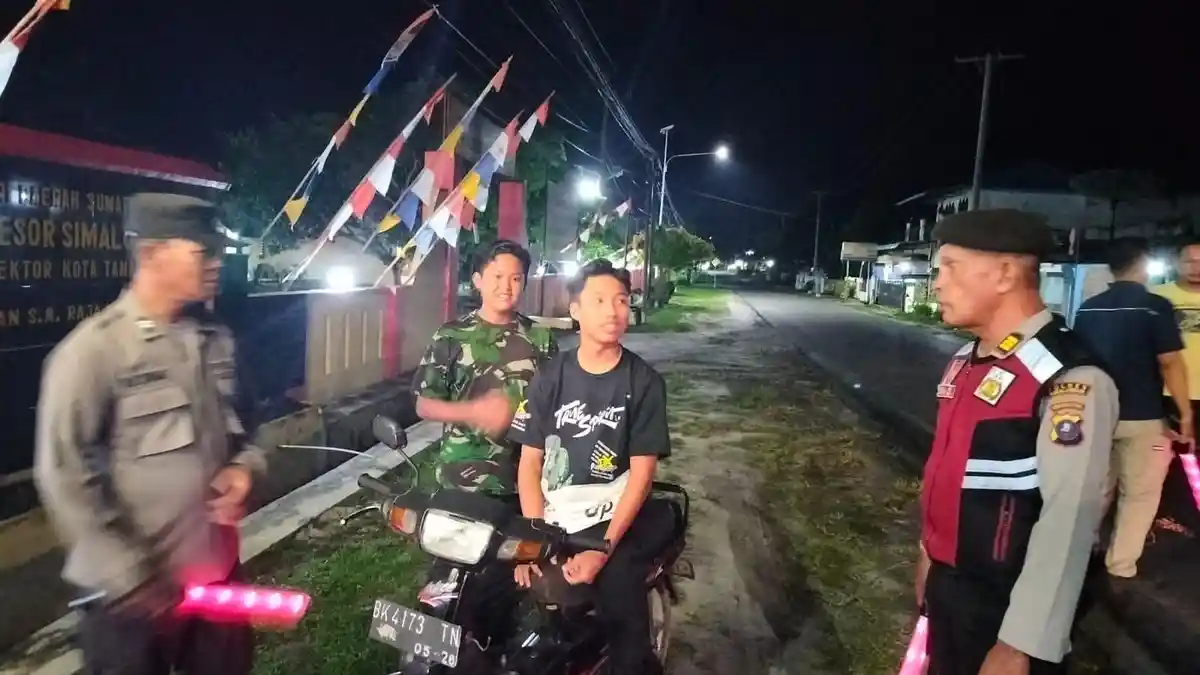 Kapolsek Tanajhawa Pimpin Langsung Razia di Tengah Hujan