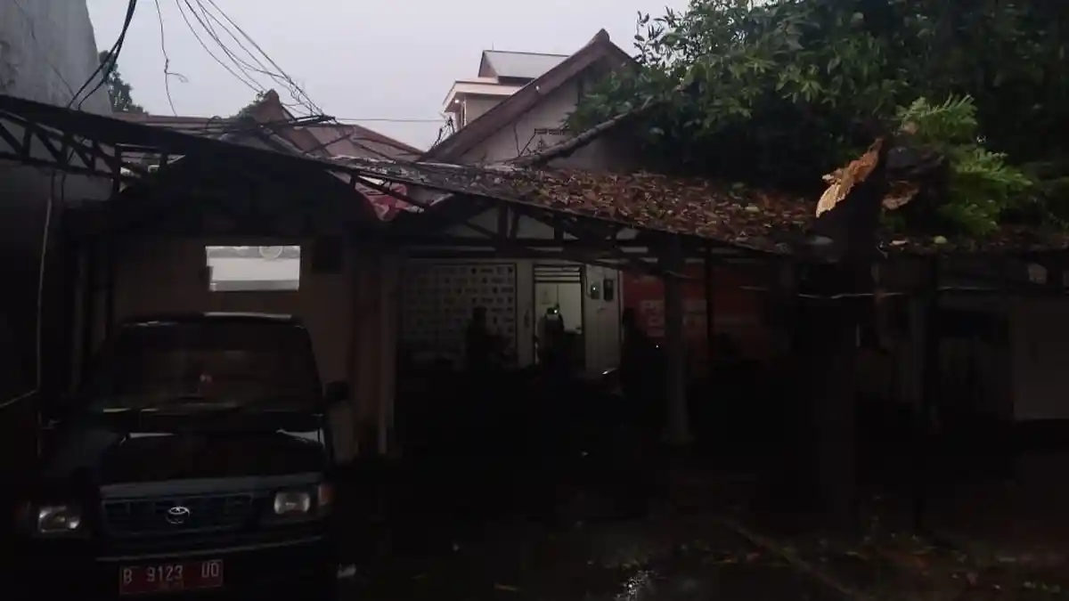 Update Angin Puting Beliung Depok, Atap Kantor KPU Kota Depok Sampai Ambruk Kena Pohon Tumbang