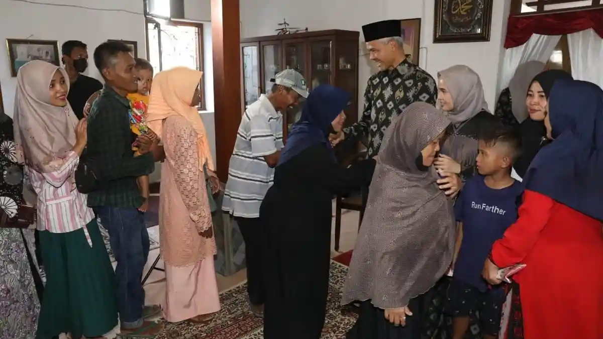 Mamik Menangis Haru saat Datangi Open House Ganjar di Kutoarjo: Hidupnya Dulu Prihatin Sekali