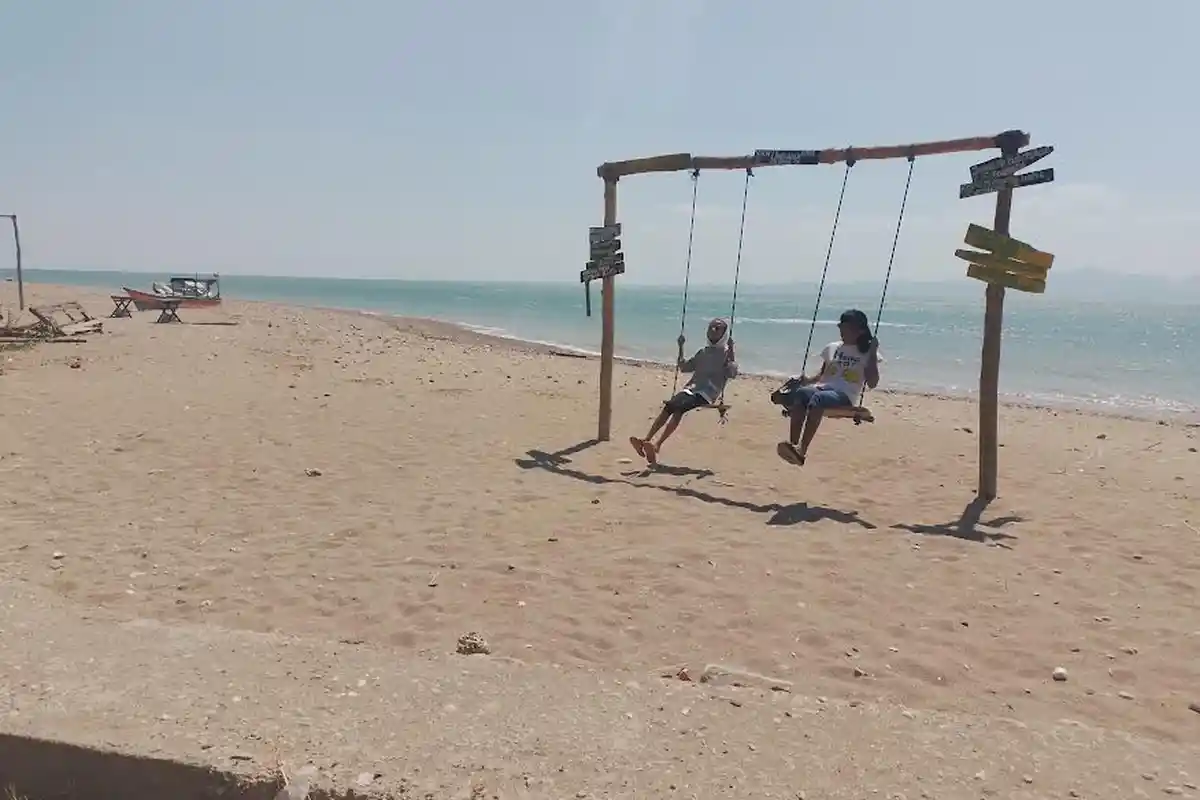 Indahnya Pantai Sulamanda yang Bangkit Dengan Dana Desa