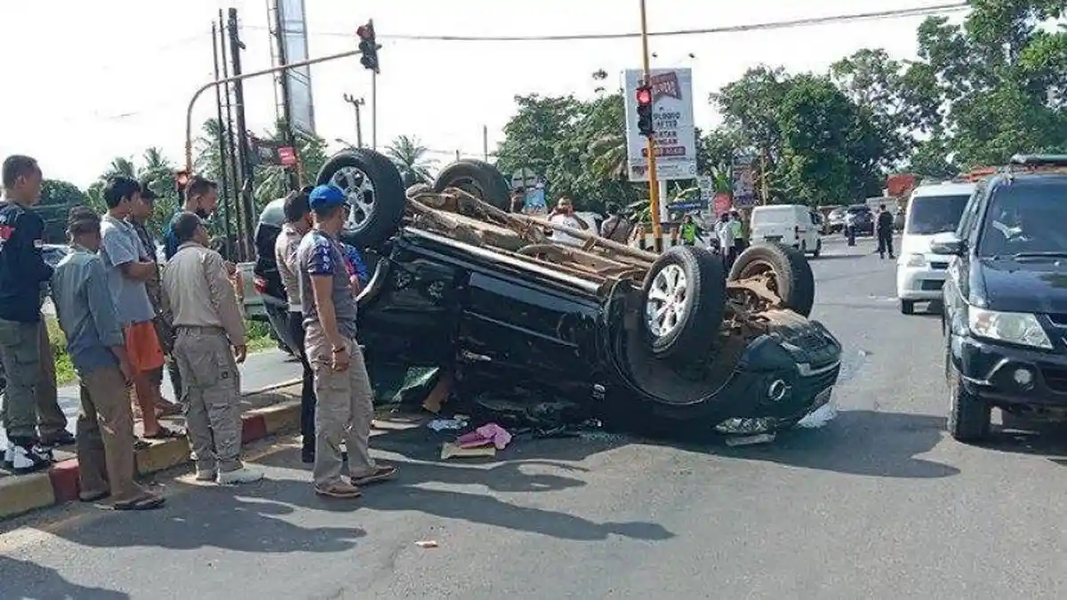 Mobil Rombongan Jemaah Haul Guru Sekumpul Terbalik, Sigra Pecah Ban Hantam Fortuner